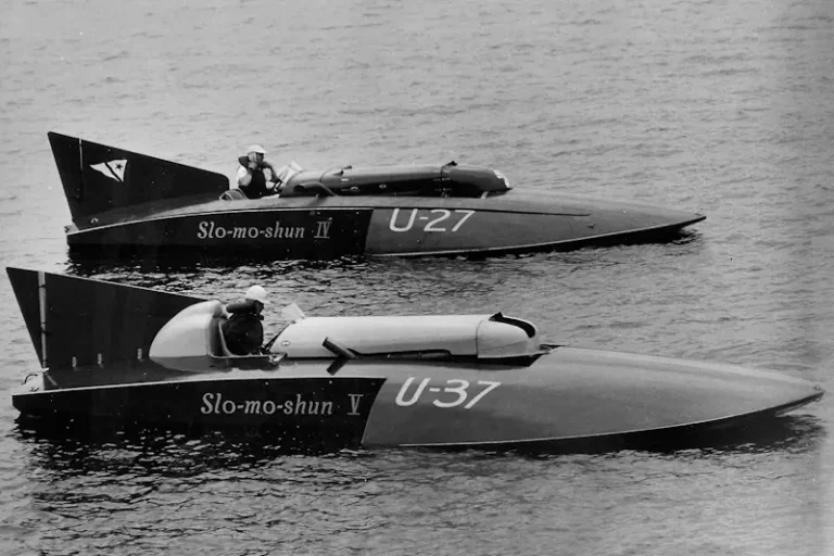1951 Slo-mo-shun V Slo-mo-shun IV floating